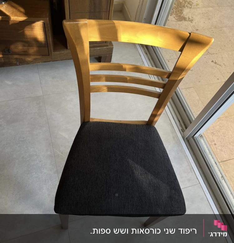 כיסא עץ עם ריפוד כהה על מושב